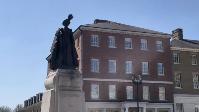 Estátua da Rainha Mãeestrela bet cash outuma das áreas mais movimentadasestrela bet cash outPoundbury