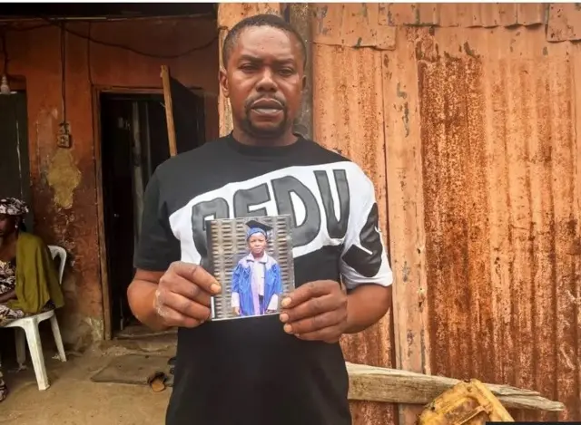 Victor Dennis mu aworan ọmọ rẹ dani.