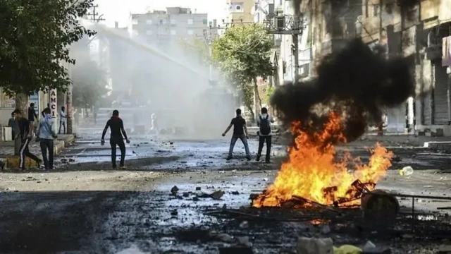 اعتراض خیابانی اتش و دود و چند نفر در وسط خیابان