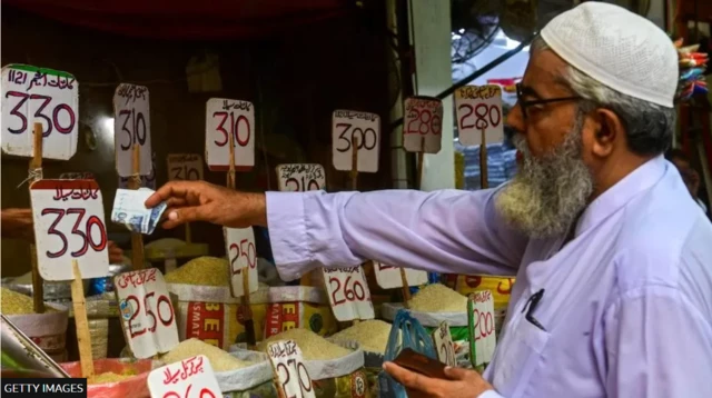 رجل يتسوق في باكستان