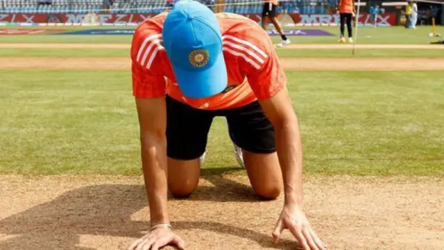 ওয়াংখেড়ের পিচ পরীক্ষা করছেন শুভমান গিল