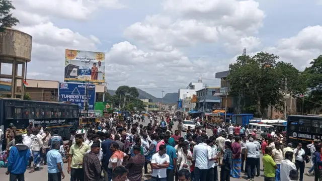 ஹானூர் பகுதியில் மக்கள் சாலை மறியலில் ஈடுபட்டனர். 