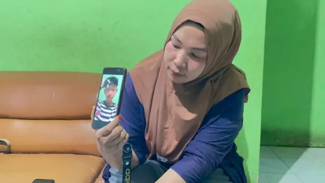 Satria Monalisa memperlihatkan foto anaknya, Arif Nofriadi Jefri, yang meninggal dunia pada 6 Oktober lalu.