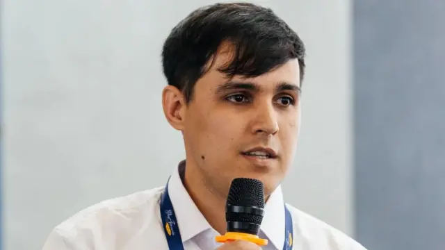 محمد شمس‌الدین میکروفون به دست