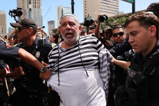 ट्रंप के क़ाफ़िले के आगे प्रदर्शनकारी भी आए