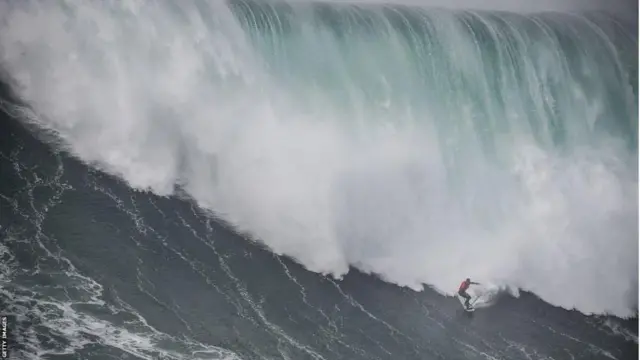 Surfista surfando onda gigante