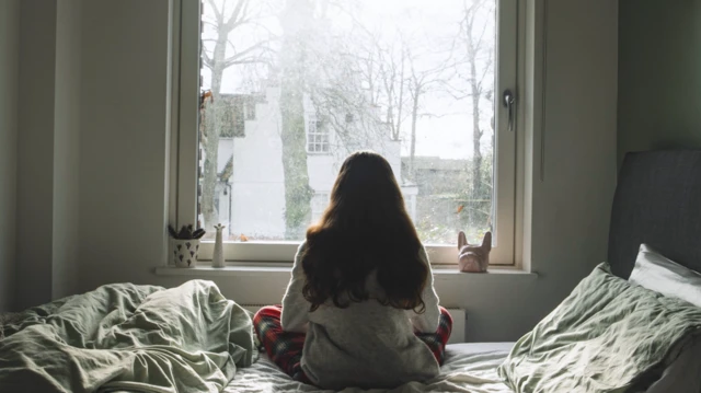 Mütəxəssislər autizm əlamətlərinin qızlarda bəzən daha çətin fərq edildiyini deyirlər.