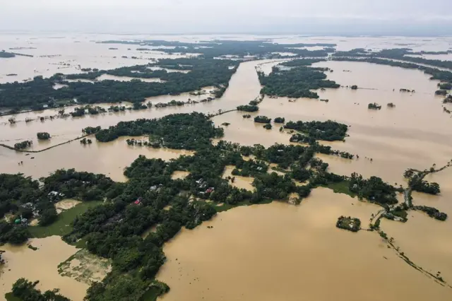 ভারী বা অত্যধিক বৃষ্টিপাতের কারণে আকস্মিক বন্যা পরিস্থিতি সৃষ্টি হয়।