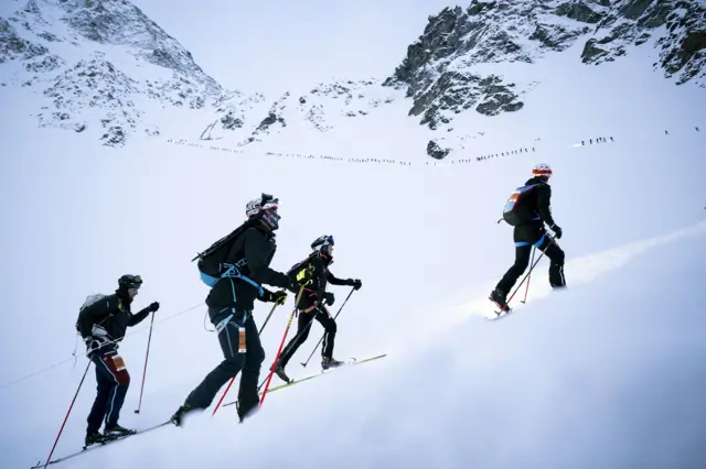 شرکت‌کنندگان از دامنه کوه بالا می‌روند