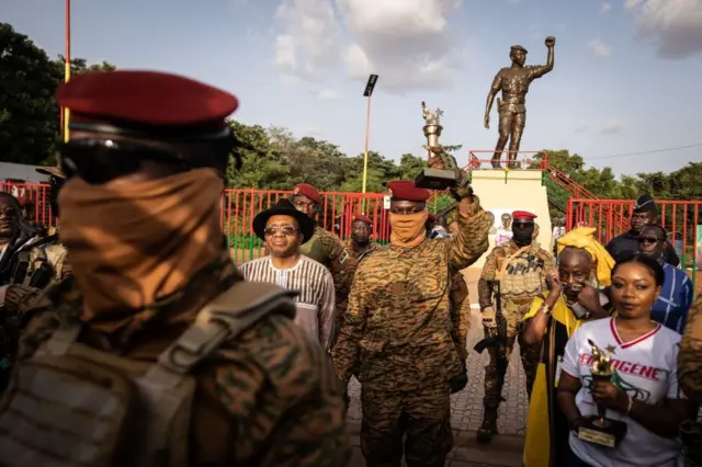 Le capitaine Ibrahim Traoré, pose avec la torche offerte par les anciens révolutionnaires lors de la cérémonie marquant le 35e anniversaire de l'assassinat de Thomas Sankara, à Ouagadougou, le 15 octobre 2022.