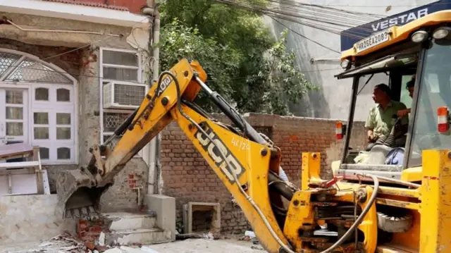 દિલ્હીના એક વિસ્તારમાં બુલડોઝર કાર્યવાહી (ફાઇલ ફોટો)