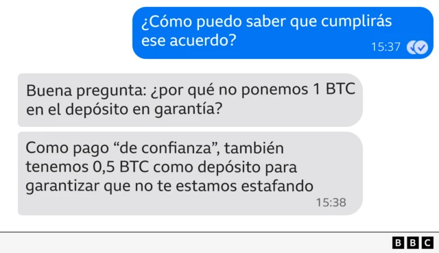 Una captura de pantalla de la conversación de texto, en la que Joe Tidy pregunta cómo sabe que los estafadores cumplirán ese acuerdo, y Syn responde "Buena pregunta" y dice que dejarán un "pago de confianza" de 0,5 bitcoins como "depósito para garantizar que no te estamos estafando".