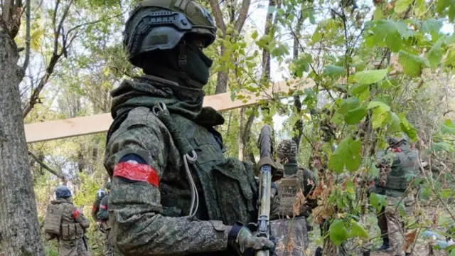 ዴቪድ ኩሎባ ናይ ውግእ ኣልባሳት ተኸዲኑ