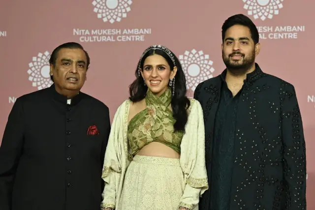 मुकेश अंबानी एपने बेटे आकाश अंबानी और बहू श्लोका मेहता के साथ