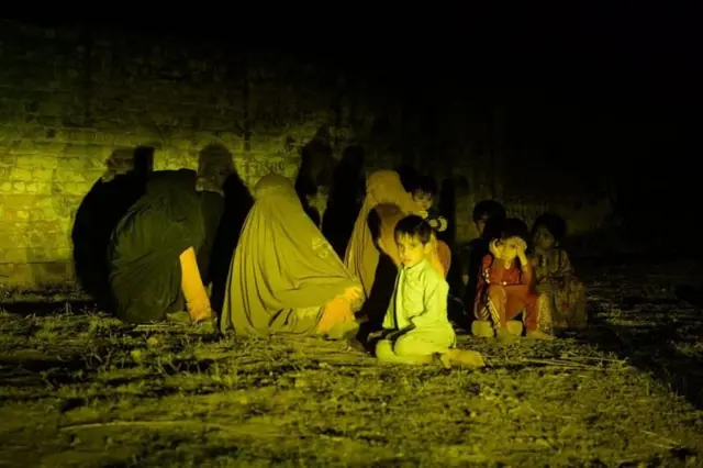 लाहोरजवळील मुरिदके गावातील एका कुटुंबाने आपलं घर सोडून स्थलांतर केलं होतं.