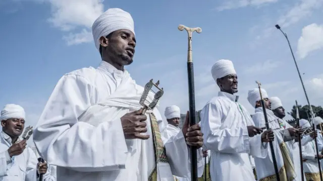 የኢትዮጵያ ኦርቶዶክስ ተዋህዶ ቤተ ክርስቲያን አገልጋዮች መቋሚያ እና ጽናጽል ይዘው