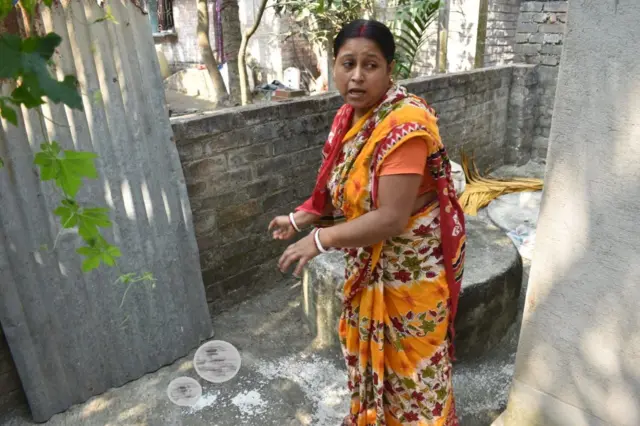 পিঙ্কি ভৌমিক দেখাচ্ছেন ঠিক কোথায় ফেলে দেওয়া হয়েছিল ওই সদ্যোজাতটিকে