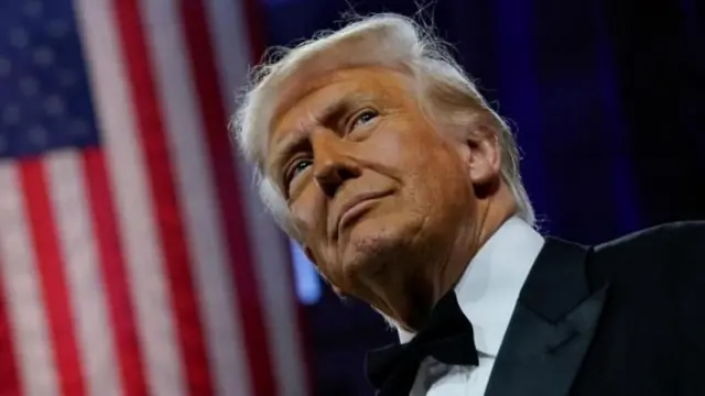 चीनवर आधीच जाहीर केलेला आयात शुल्क लागू होण्याच्या काही तास आधीच डोनाल्ड ट्रम्प यांनी चीनवर 50 आणखी आयात शुल्क लावण्याची घोषणा केली होती.