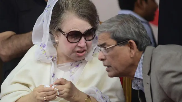 বিএনপির প্রয়াত চেয়ারপার্সন খালেদা জিয়ার সাথে মির্জা ফখরুল আলাপ করছেন