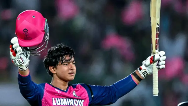 আইপিএলে চেন্নাই সুপার কিংস বনাম রাজস্থান রয়্যালসের ম্যাচে ১৫ বলে পঞ্চাশ রান করে বৈভব সূর্যবংশী এক হাতে ব্যাট আর এক হাতে হেলমেট নিয়ে মেতে উঠেছেন। 