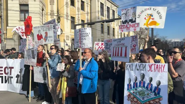 Окупљени у Нишу са транспарентима