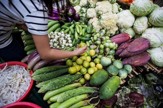 တနေ့တာ ဟင်းစားအတွက် မမြသီတို့မိသားစု အသားငါး ချက်မစားနိုင်