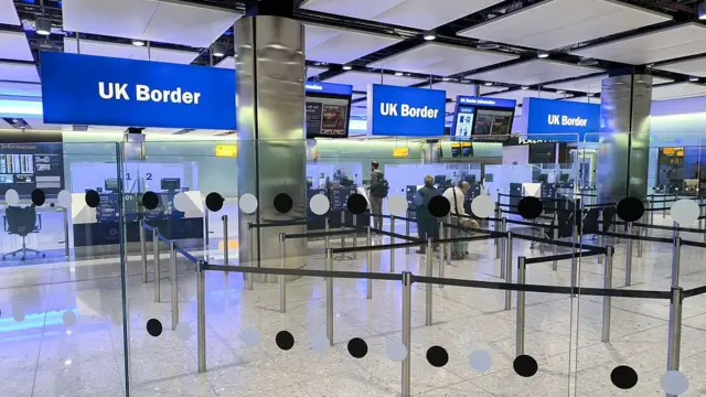 Control migratorio en un aeropuerto de Reino Unido. 