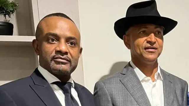 Salomon Kalonda (ibumoso) ari kumwe na Moïse Katumbi