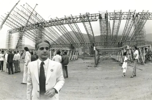 Roberto Medina em frente ao palco do Rock in Rio 1