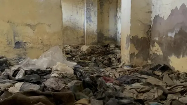 बशर अल-असद सरकार पडल्यानंतर सेडनाया तुरुंगातील गुप्त खोल्या अशा स्थितीत सापडल्या.