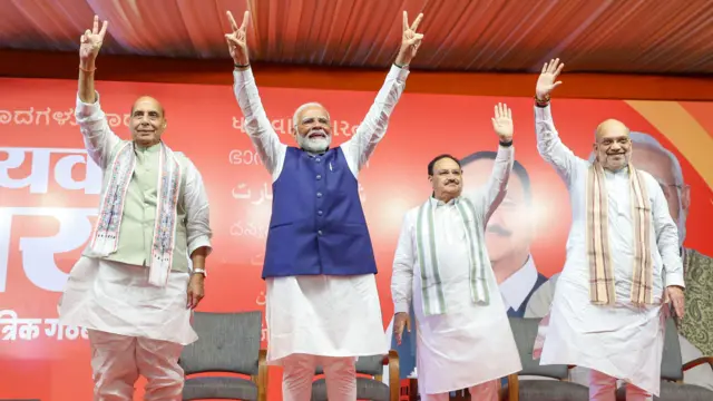 केंद्र सरकार ने रेलवे के कई अधिकारियों को सेवा विस्तार दिया है 