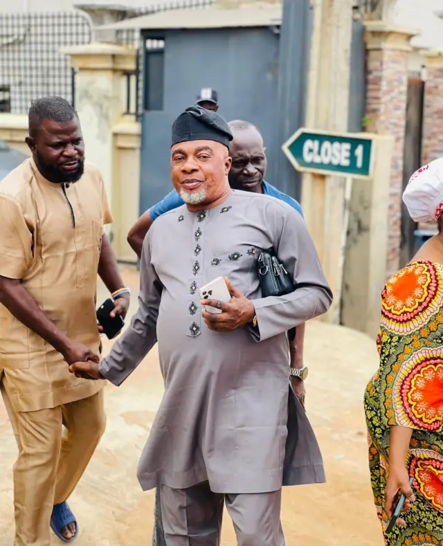 Ẹbun Oloyede duro pẹlu awọn oṣere mii ti wọn jọ pade nile Peju Ogunmola