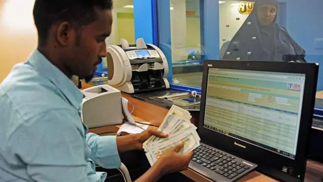 Qof xawaalad ka shaqeeya oo lacag tirinaya