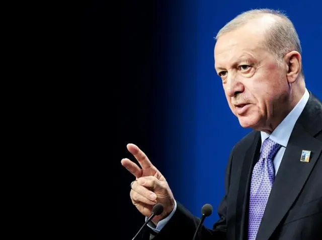 رجب طیب اردوغان با کت و شلوار و کراوات قرمز