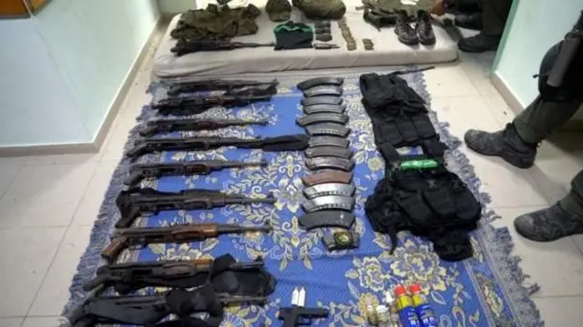 Ifoto yatanzwe n’ingabo za Israel ivugwa ko yerekana intwaro n’ibikoresho bya Hamas byatahuwe ku bitaro bya Al-Shifa