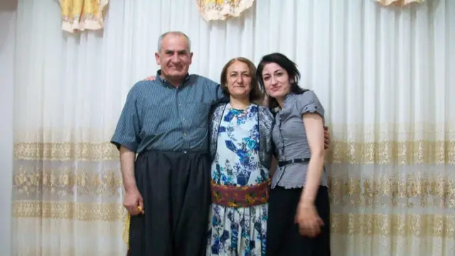 پخشان عزیزی به همراه مادر و پدرش