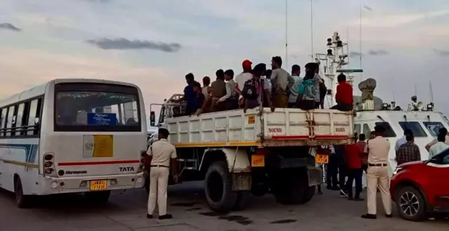রোহিঙ্গাদের অস্থায়ী শিবিরে নিয়ে যাওয়া হচ্ছে।
