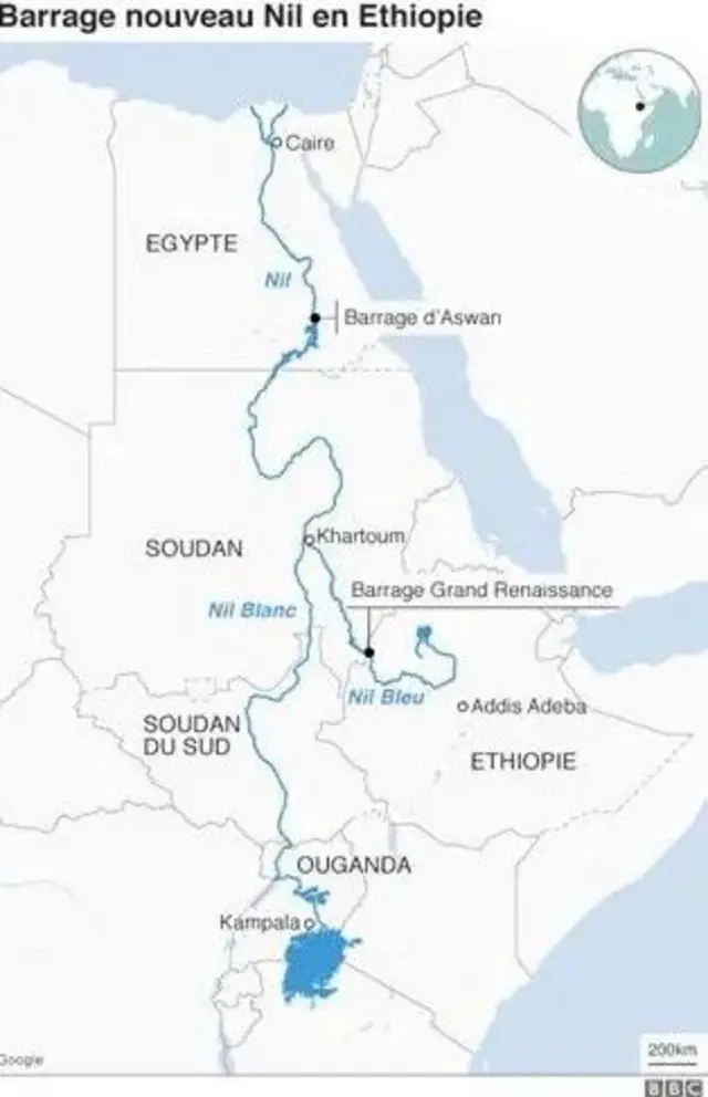Une carte montrant le Nil Blanc (qui coule depuis l'Ouganda, traverse le Soudan du Sud jusqu'à Khartoum au Soudan) et le Nil Bleu (depuis l'Éthiopie jusqu'à Khartoum) ainsi que le Nil depuis Khartoum jusqu'à l'Égypte. Elle indique également l'emplacement du barrage d'Assouan en Égypte et du Grand barrage de la Renaissance en Éthiopie.