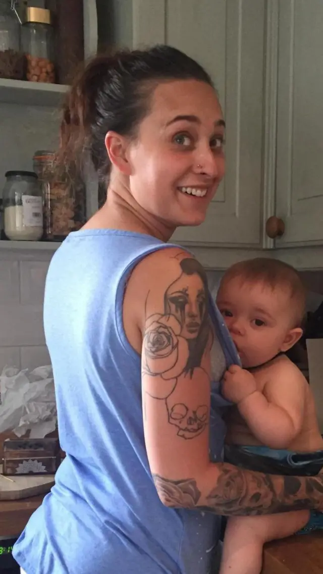 शिशु के जन्म के बाद से माताओं में तीन चरणों में दूध बनता है.