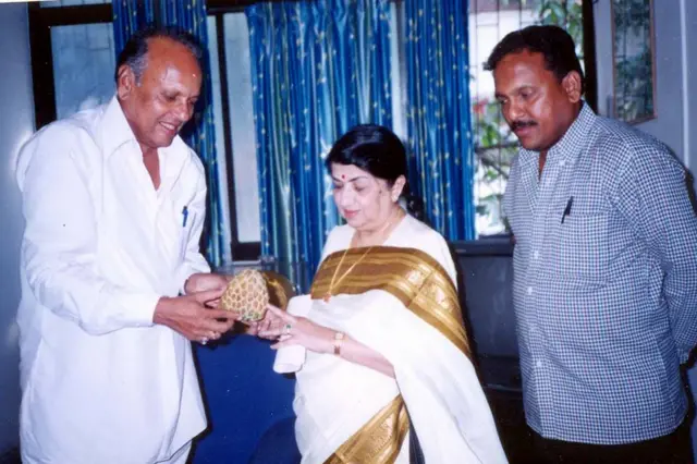 ना. धों. महानोर आणि लता मंगेशकर