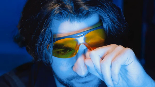 记者在睡前三小时戴上一副特制的橙色护目镜。