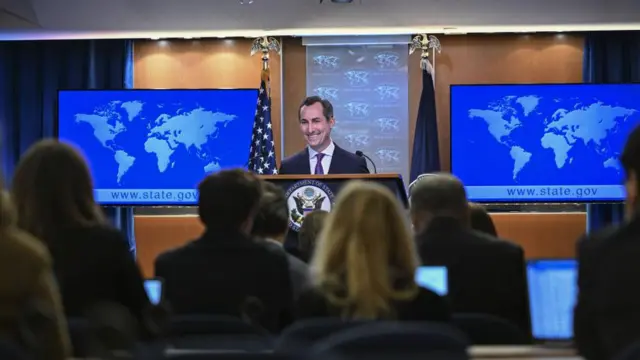 মার্কিন পররাষ্ট্র দপ্তরের মুখপাত্র ম্যাথু মিলারের বিবৃতিতে ভিসা নিষেধাজ্ঞার কথা জানানো হয়।