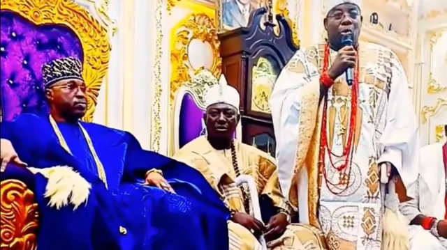 Oluwo ti ilu Iwo wọ aṣọ olomi aro, o n wo ọọkan , awọn ọba meji wa lẹgbẹẹ rẹ