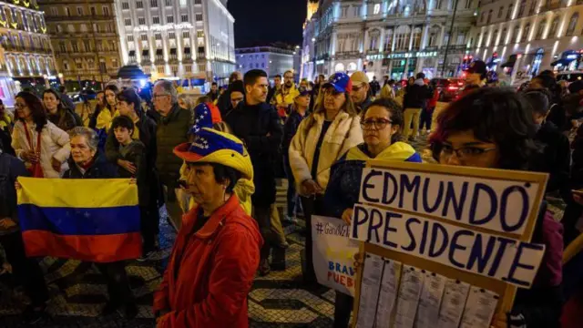 Акція протесту проти переобрання Мадуро президентом у 2024 році. Перед фотографом натовп, у руках багатьох жовто-синьо-червоний прапор Венесуели, на першому плані людина із плакатом "Едмундо (кандидат від опозиції Едмундо Гонаслес) - президент