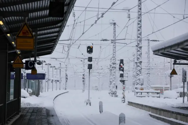 Калың жааган кардан улам Мюнхенде жолдордо унаа кыймылы жарым-жартылай токтоп калды