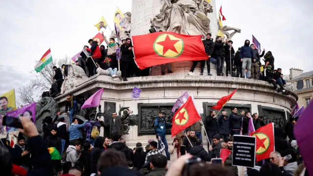 أعضاء من الجالية الكردية يشاركون في مظاهرة إحياء الذكرى السنوية العاشرة لمقتل ثلاثة أعضاء من حزب العمال الكردستاني في باريس، فرنسا، 7 يناير 2023.