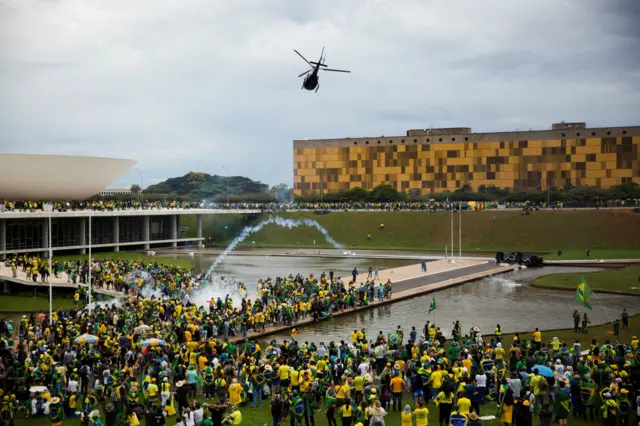 Bolsonaristas em frente ao Congresso no 8 de janeiro de 2023