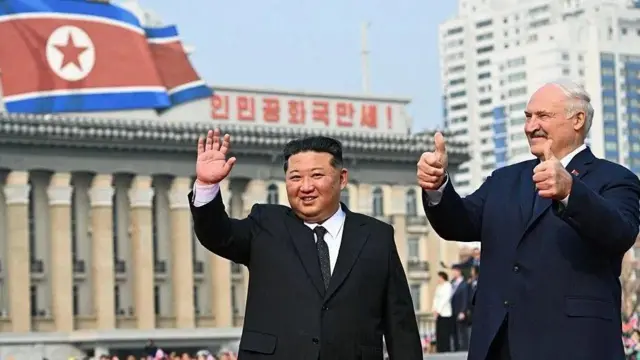 Kim Kong Un menyambut Lukashenko di Pyongyang pada kunjungan pertamanya ke Korea Utara.