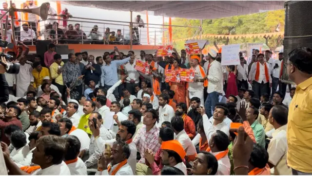 मनोज जरांगे यांच्या आंदोलनस्थळी जमलेले लोक 