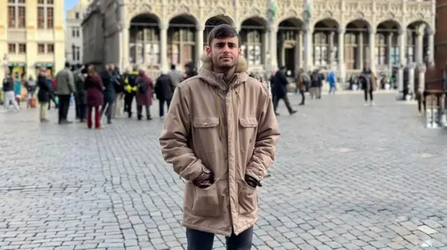 Juan Cuatrecasas de pé, no meio de uma praça